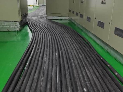 凤泉如何根据理论计算公式计算温度对特定电压测量结果的影响?